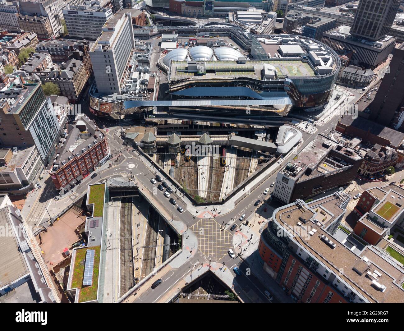 Birmingham New Street Grand Central Station England Luftaufnahme des Stadtzentrums mit Kreuzung Bahnhof. Große Transportknotenzüge am Bahnsteig Stockfoto