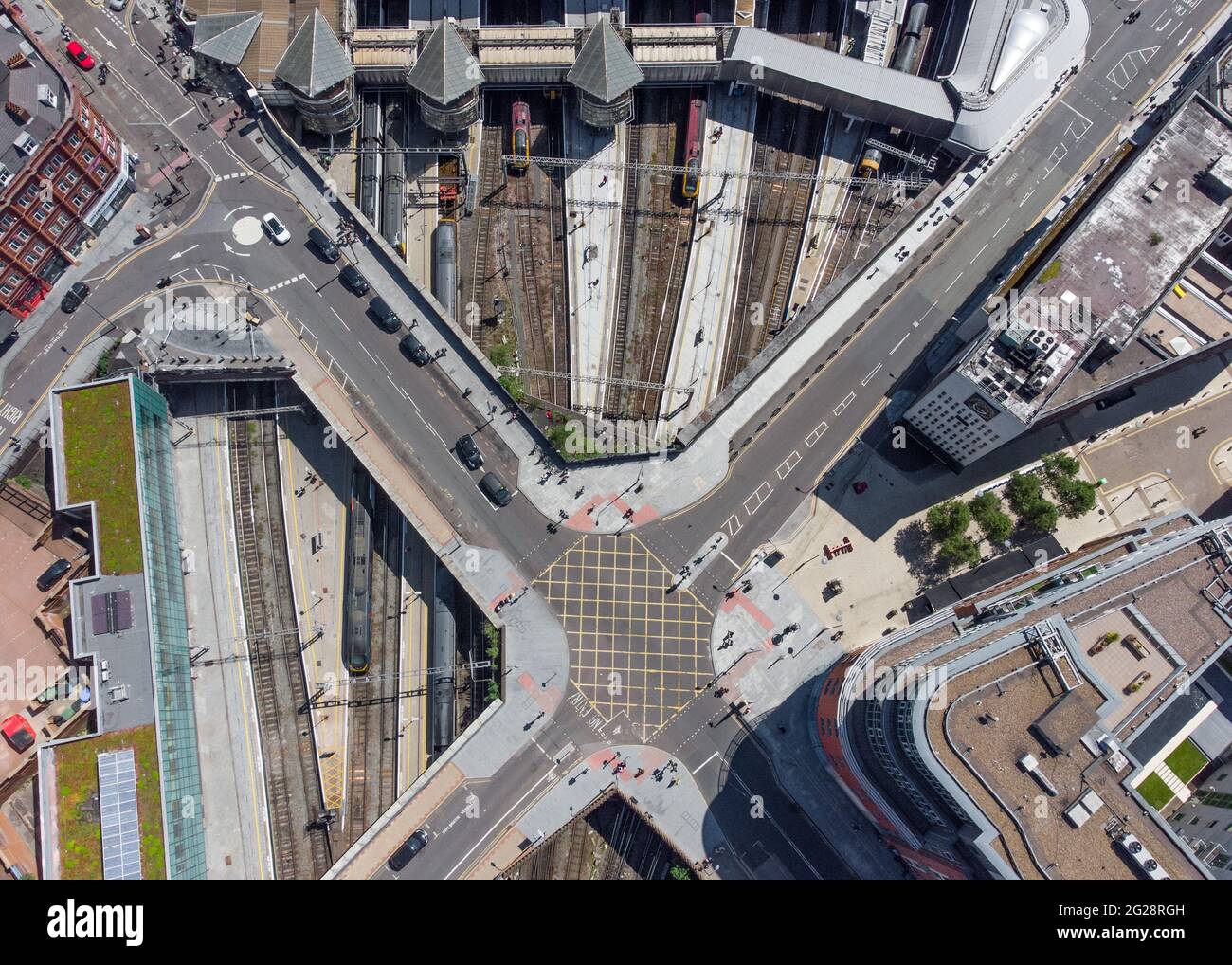 Birmingham New Street Grand Central Station England Luftaufnahme des Stadtzentrums mit Kreuzung Bahnhof. Große Transportknotenzüge am Bahnsteig Stockfoto