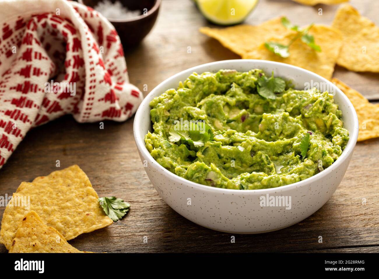 Grob hausgemachte Guacamole in einer Schüssel mit Tortilla-Chips Stockfoto