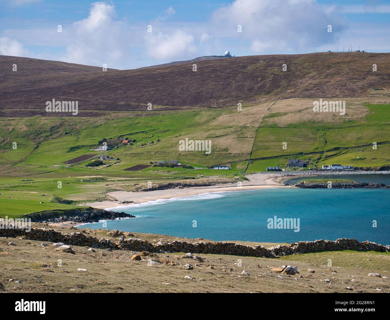 Der unberührte, menschenleere Norwick-Strand auf der Insel Unst, Shetland, Großbritannien, ist mit Sonnenschein auf türkisfarbenem Wasser ausgestattet Stockfoto