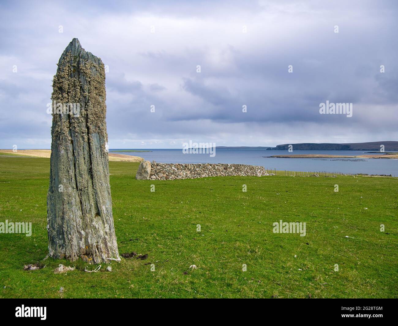 Der einzelne stehende Stein von Uyea Breck in Clivocast östlich von Uyeasound auf der Insel Unst in Shetland, Großbritannien Stockfoto