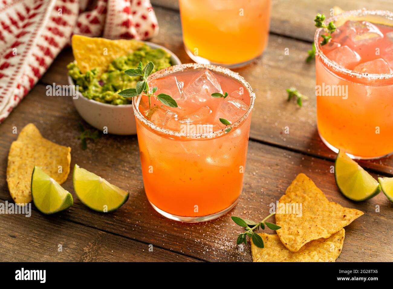 Würzige Grapefruit margarita mit Chips und Guacamole Stockfoto
