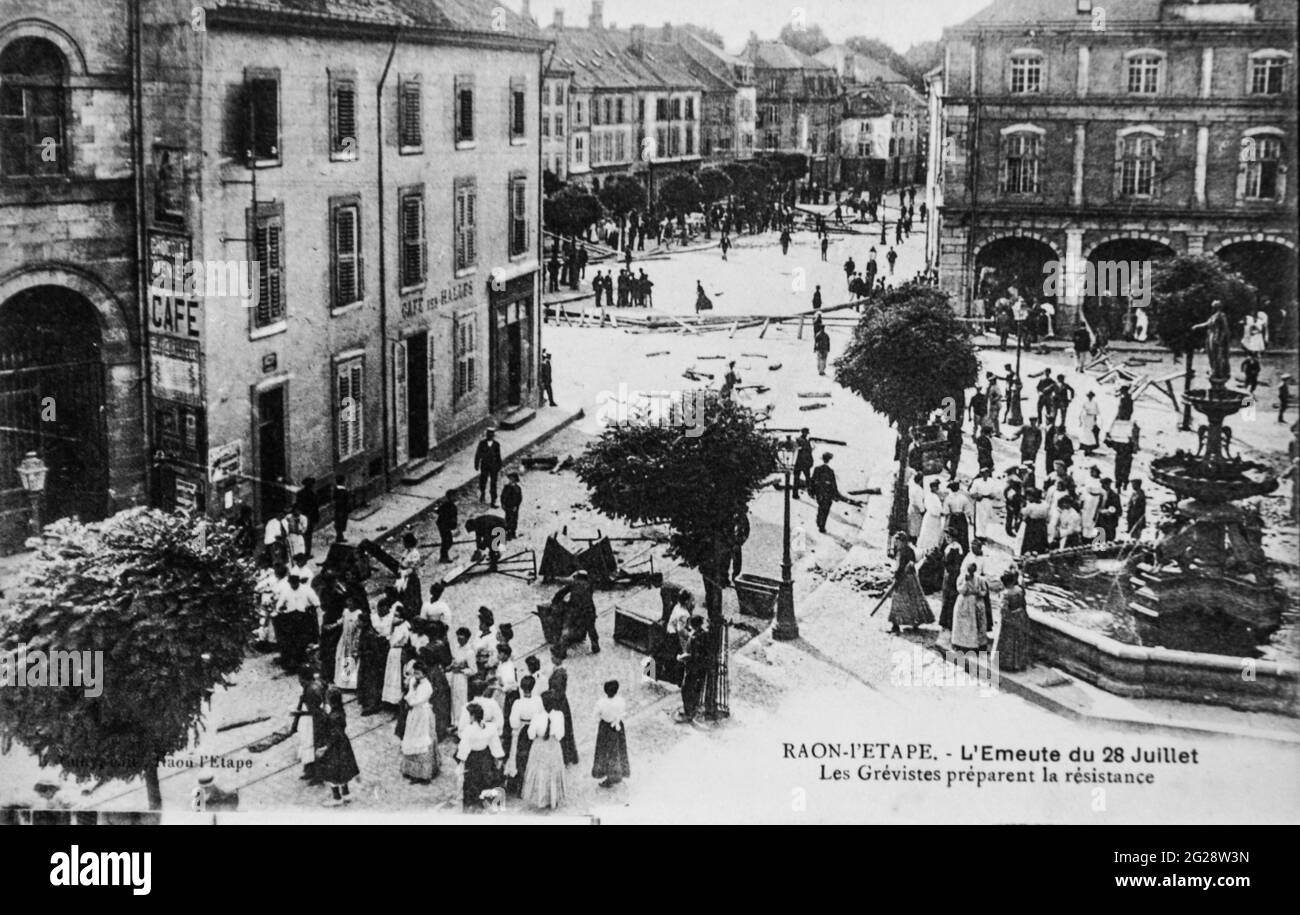 raon l'etape,l'emeute du 28 juillet,les grevistes preparent la resistenze ,carte postale 1900 Stockfoto