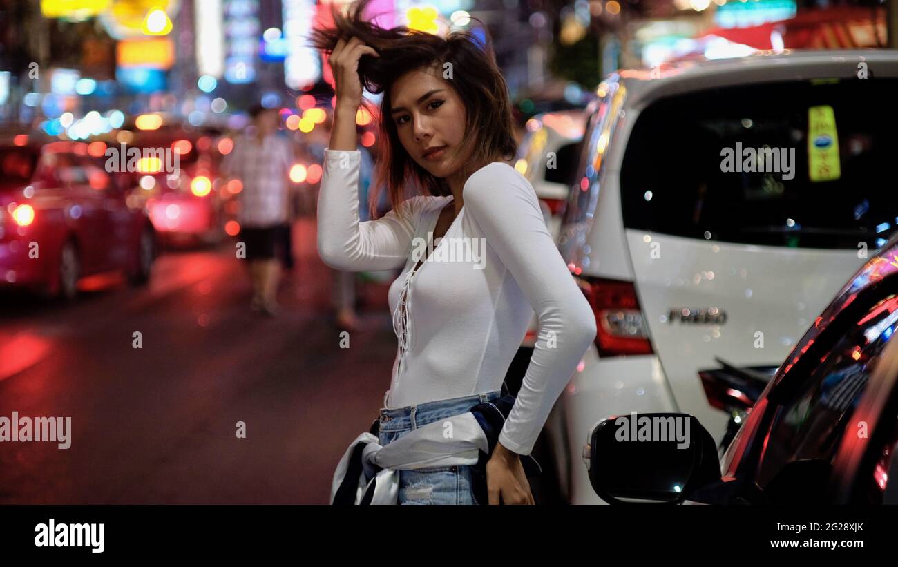 Super Model dunkle Haare tragen eine Tour Jacke auf Yaowarat Road Samphanthawong Bezirk Chinatown lebendige und bunte Touristengegend Bangkok Thailand Stockfoto