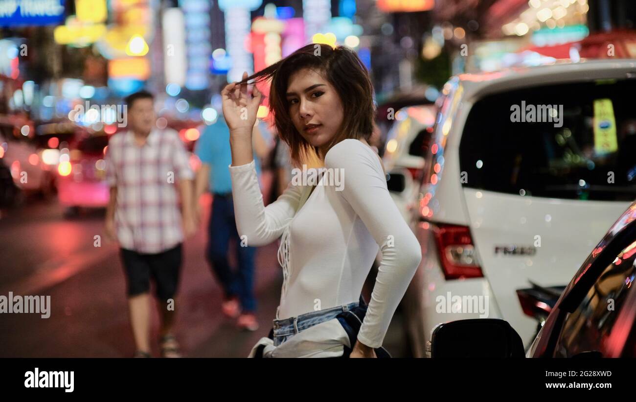 Super Model dunkle Haare tragen eine Tour Jacke auf Yaowarat Road Samphanthawong Bezirk Chinatown lebendige und bunte Touristengegend Bangkok Thailand Stockfoto