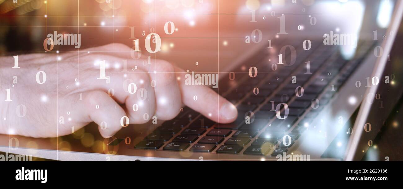 Finger auf Laptop. internet Technologie Konzept binäre Zahlen Banner. Mixed Media Stockfoto