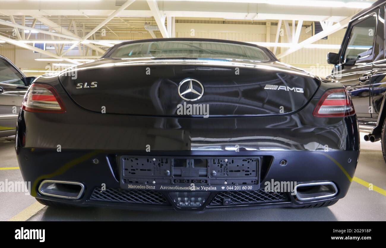 Mercedes Benz SLS amg Roadster, 2012. Doppelter Luxus-Supersportwagen im hinteren Teil eines Coupés. Der Sportwagen ist mit einem 6.2 l V8 M159 Motor ausgestattet. Ukraine Stockfoto