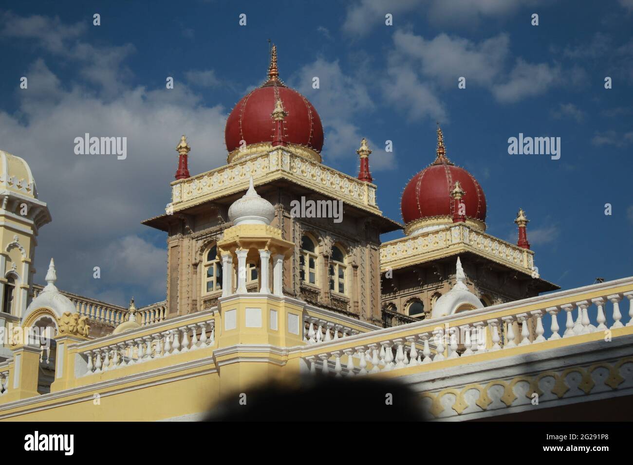 Dome auf Mysore Palace oder Amba Vilas Palace, Mysore, Indien. Indo-Saracenische Architektur. Residenz der Wadiyar Dynastie, Sitz des Königreichs Mysore. Stockfoto