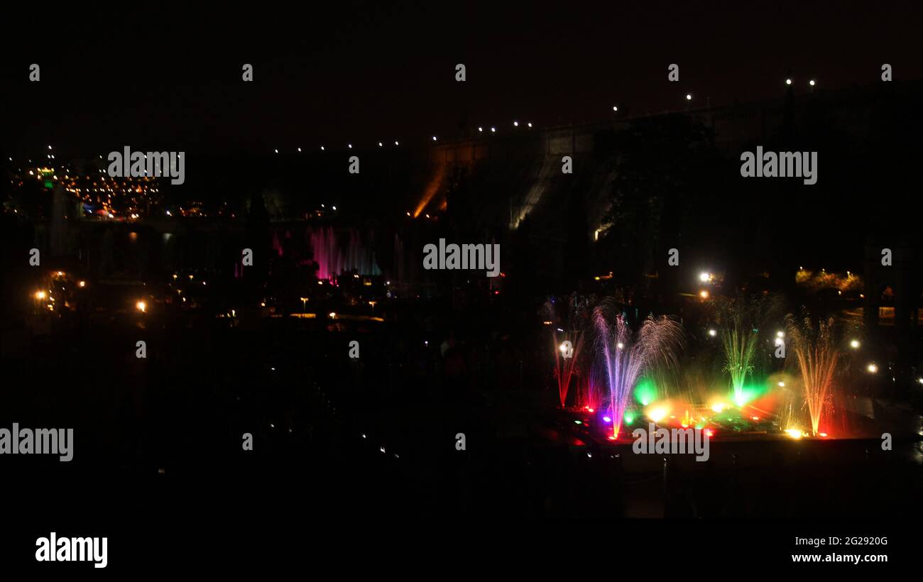 Farbenfrohe Musikbrunnen und Lichtshow Festlichkeiten der Brindavan Gardens bei Nacht in Mandya, Karanataka, Indien Stockfoto