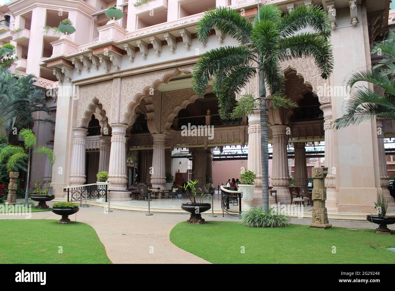 Eingang zum Leela Palace, Bangalore, Indien Stockfoto