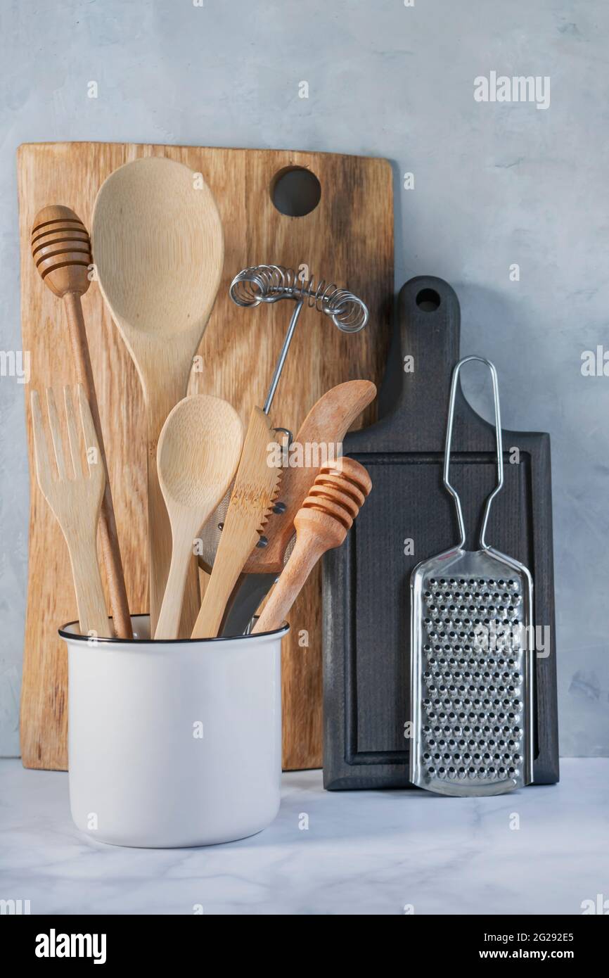 Stilvoller Küchenhintergrund mit Küchenutensilien auf Marmor-Arbeitsplatte. Stockfoto