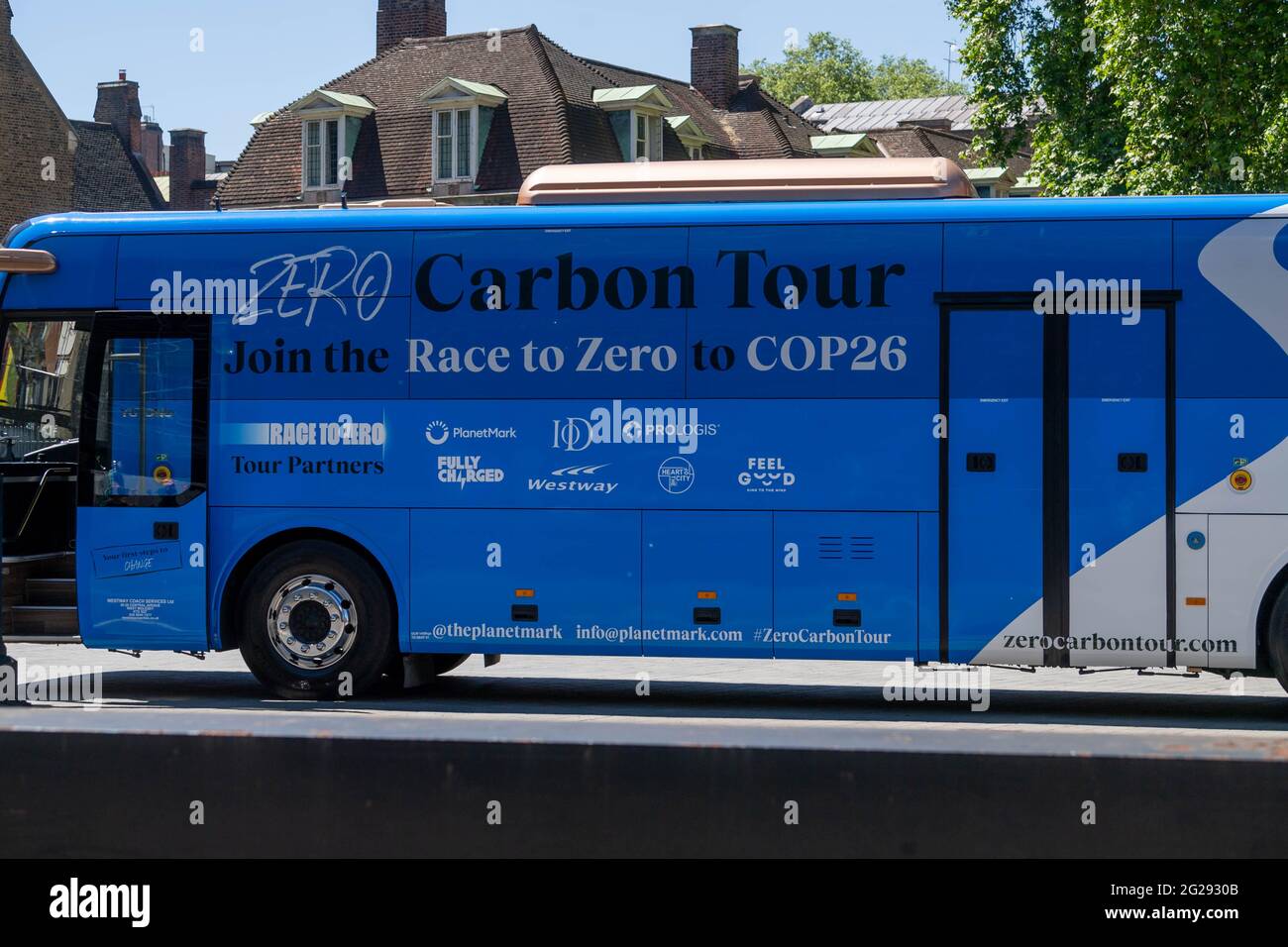 London, Großbritannien. Juni 2021. Vollständig CO2-neutraler Kampfbus vor den Häusern des Parlaments als Teil der Null-Kohlenstoff-Tour durch Großbritannien zur Unterstützung der von den Vereinten Nationen unterstützten Kampagne „Race to Zero“. Dies ist die weltweit größte Allianz von Akteuren, die sich verpflichtet hat, die globalen Emissionen bis 2030 zu halbieren und bis spätestens 2050 Netto-Null-Emissionen zu erreichen. Kredit: Ian Davidson/Alamy Live Nachrichten Stockfoto