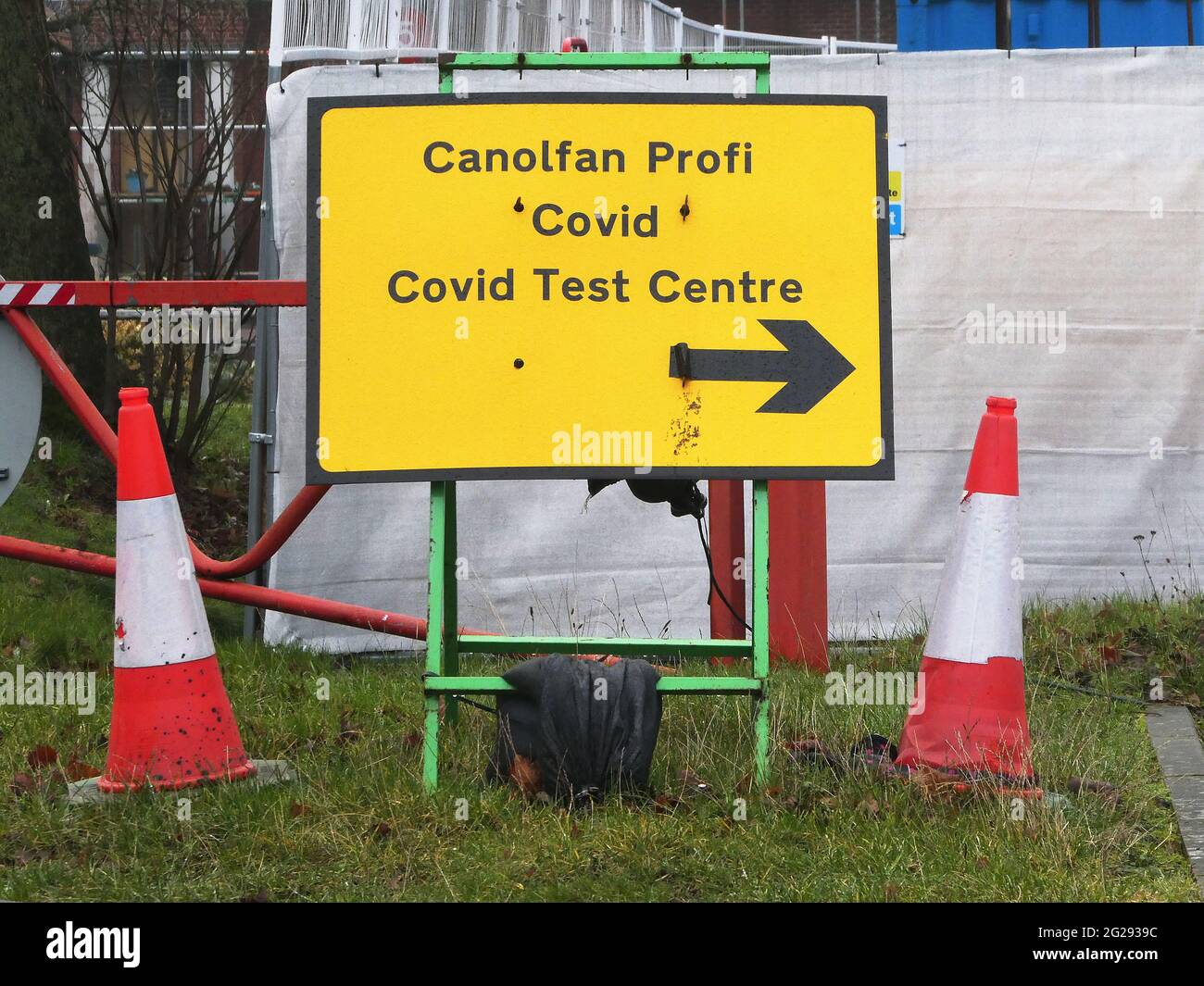 Coronavirus Covid 19 - Warnschilder im Stadtzentrum von Wrexham während der Pandemie. Covid Testing Center-Schild Stockfoto