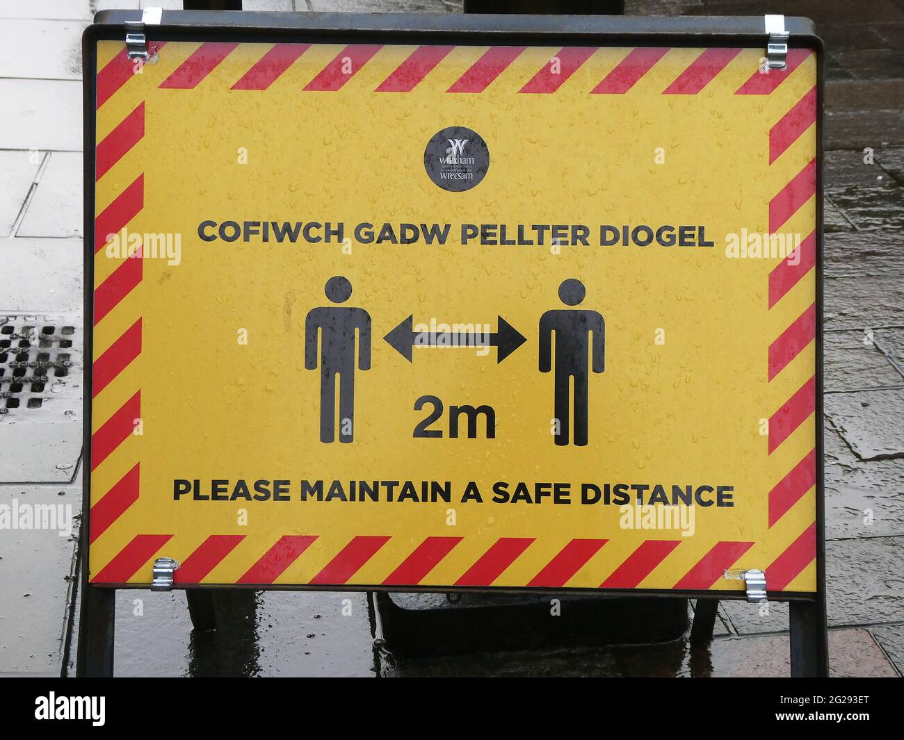 Warnschilder im Stadtzentrum von Wrexham während der Pandemie. Soziales Distanzierungszeichen Stockfoto