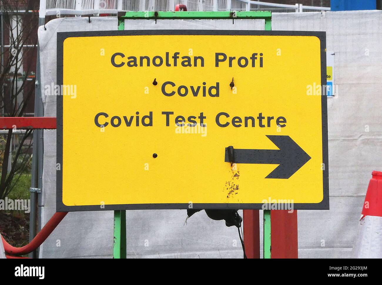 Schild für das Covid Testing Center im Stadtzentrum von Wrexham Stockfoto