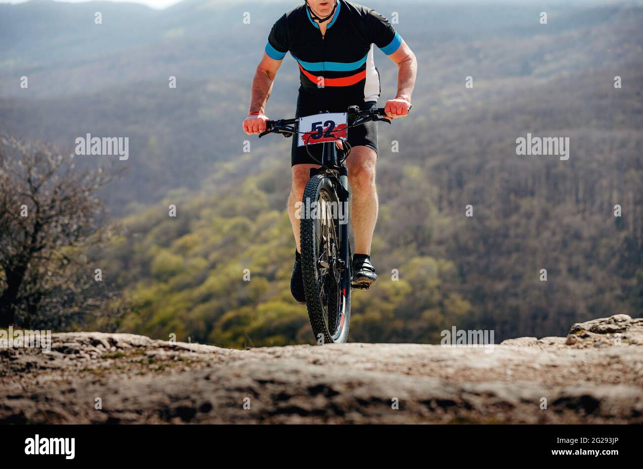 Männlicher Athlet auf dem Mountainbike beim Rennen auf dem Bergweg Stockfoto