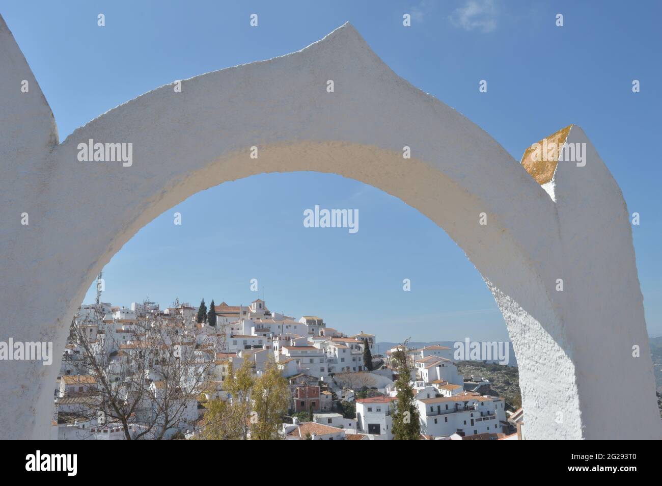 Weißer Bogen mit dem andalusischen Dorf Comares ein sonniger Tag Stockfoto