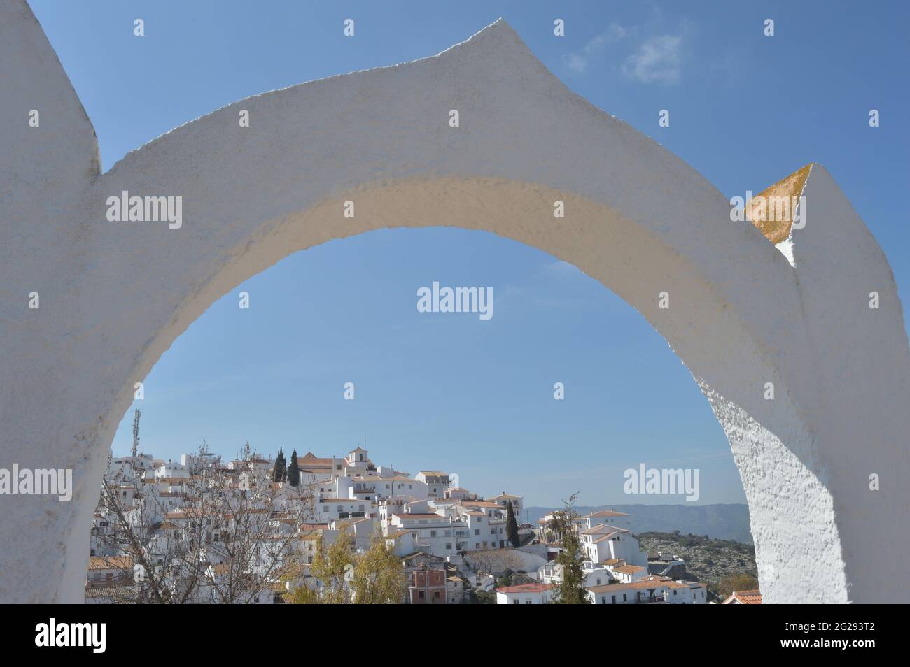 Panoramablick auf die weiße Stadt Comares von der Atalaya Festung Stockfoto