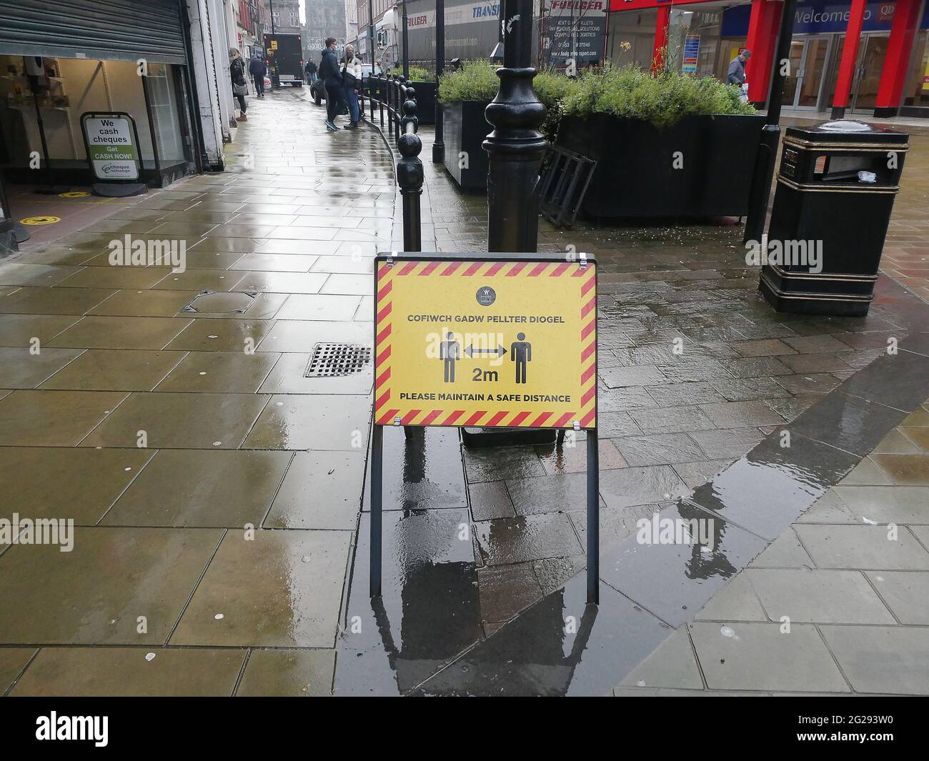 Warnschilder im Stadtzentrum von Wrexham während der Pandemie. Stockfoto