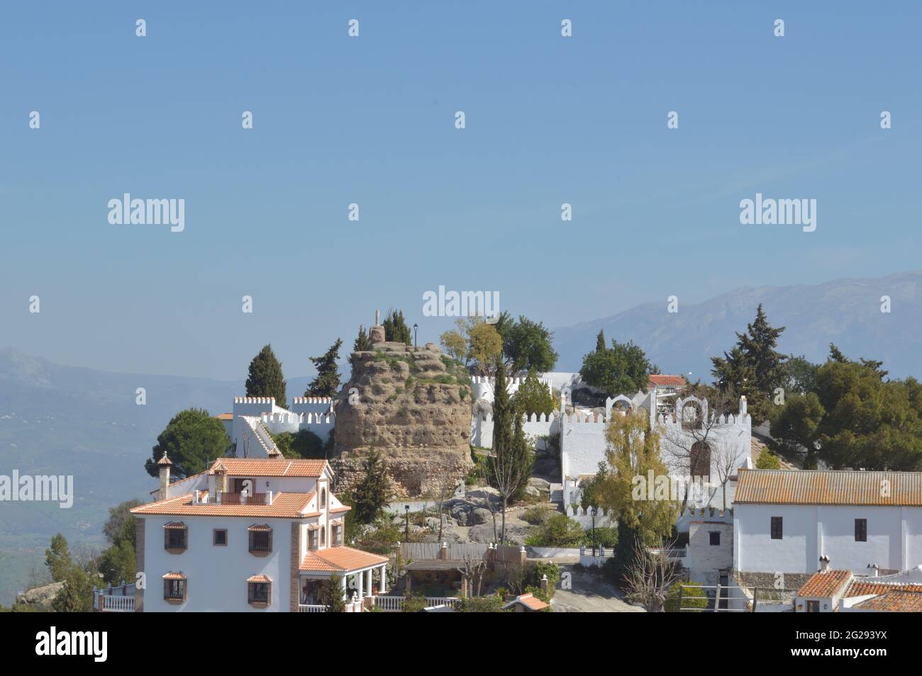 Weiße Stadt Comares mit der Atalaya Festung im Hintergrund ein sonniger Tag Stockfoto