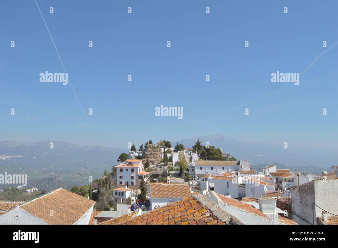 Panoramablick auf die weiße Stadt Comares mit der Atalaya Festung im Hintergrund ein sonniger Tag Stockfoto