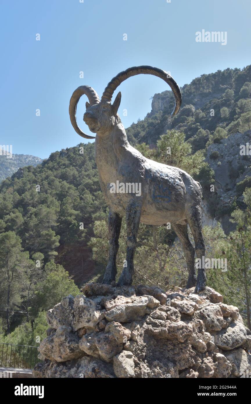 Statue in den Bergen zur Iberischen Ziege der Pyrenäen, Alcaucin, Spanien Stockfoto