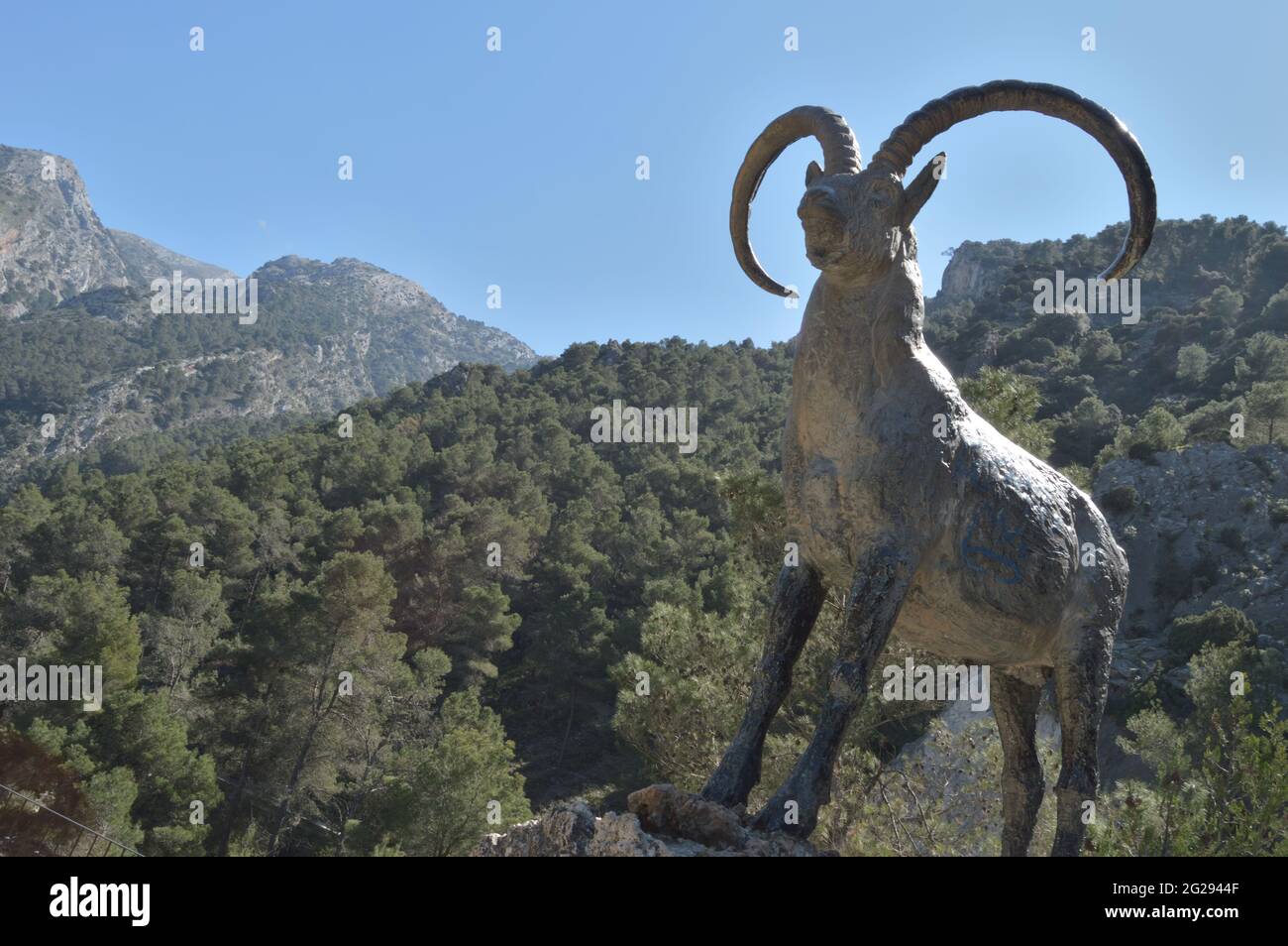 Statue zur Erinnerung an die Iberische Ziege der Pyrenäen, Alcaucin, Spanien Stockfoto