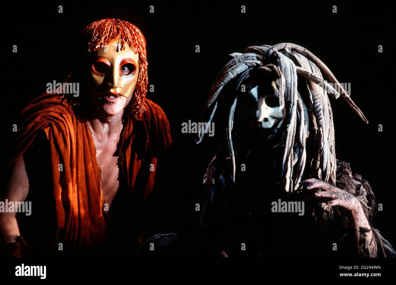 Philip Langridge (Orpeus man), Marie Angel (The Oracle of the Dead) in THE MASK OF ORPEUS at the English National Opera (ENO), London Coliseum 21/05/1986 Musik: Harrison Birtwistle Libretto: Peter Zinovieff Dirigent: Elgar Howarth Design: Jocelyn Herbert Beleuchtung: Andy Phillips Regie: David Freeman Stockfoto