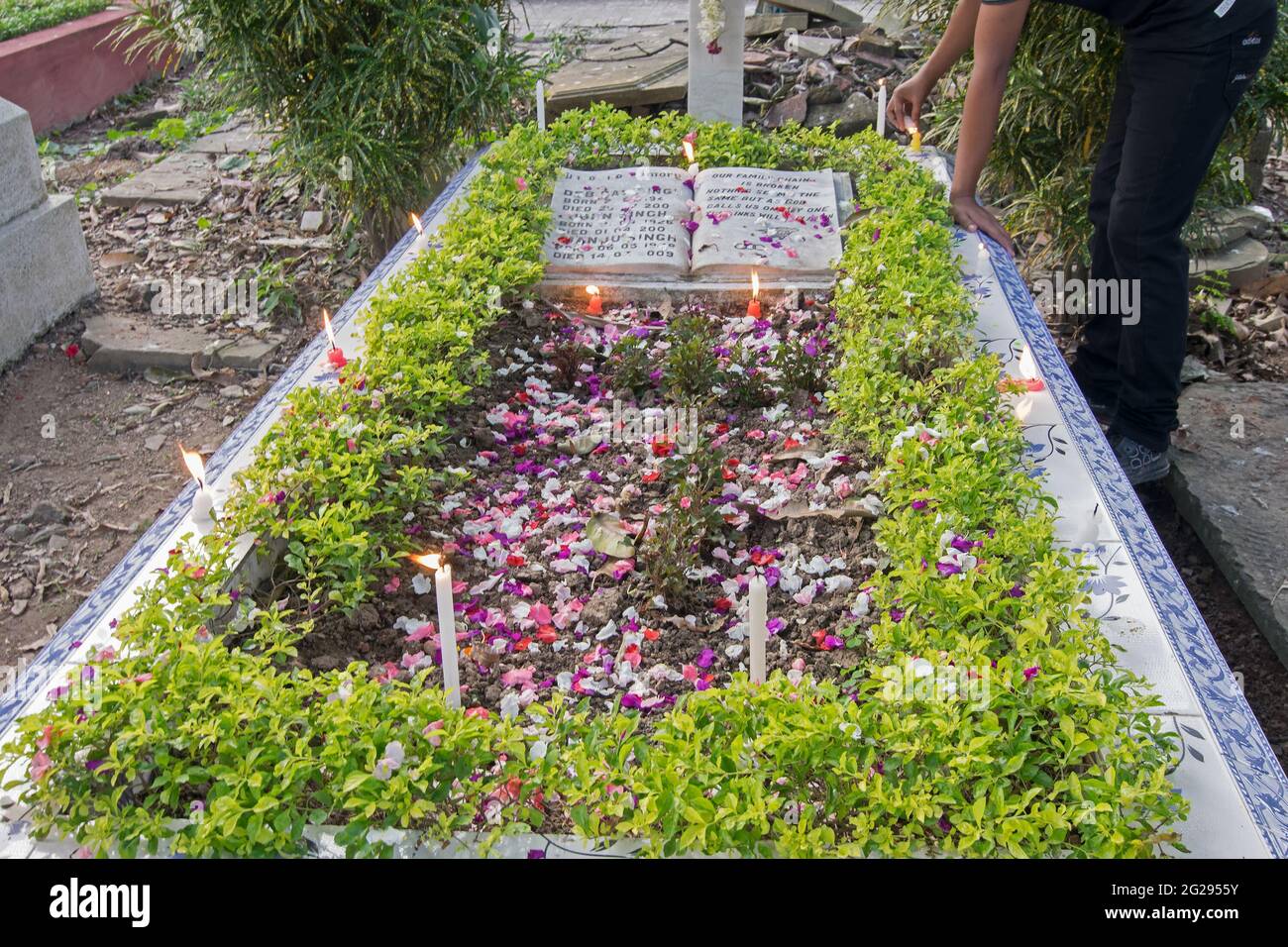 KALKUTTA, WESTBENGALEN, INDIEN - NOVEMBER 2nd 2014 : Erinnerung an den „All Souls Day“ auf dem alten Friedhof in der South Park Street, Kalkutta. Religiöse Veranstaltung. Stockfoto