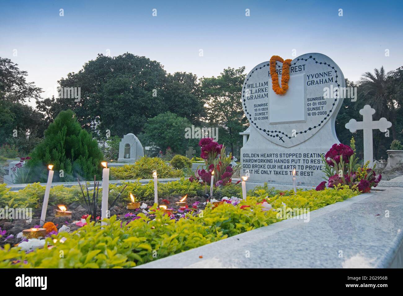 KALKUTTA, WESTBENGALEN, INDIEN - NOVEMBER 2nd 2014 : Erinnerung an den „All Souls Day“ auf dem alten Friedhof in der South Park Street, Kalkutta. Religiöse Veranstaltung. Stockfoto