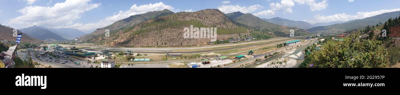 Ein Panoramablick auf den internationalen Flughafen Paro, der von wunderschönen Himalaya-Bergen umgeben ist. Stockfoto