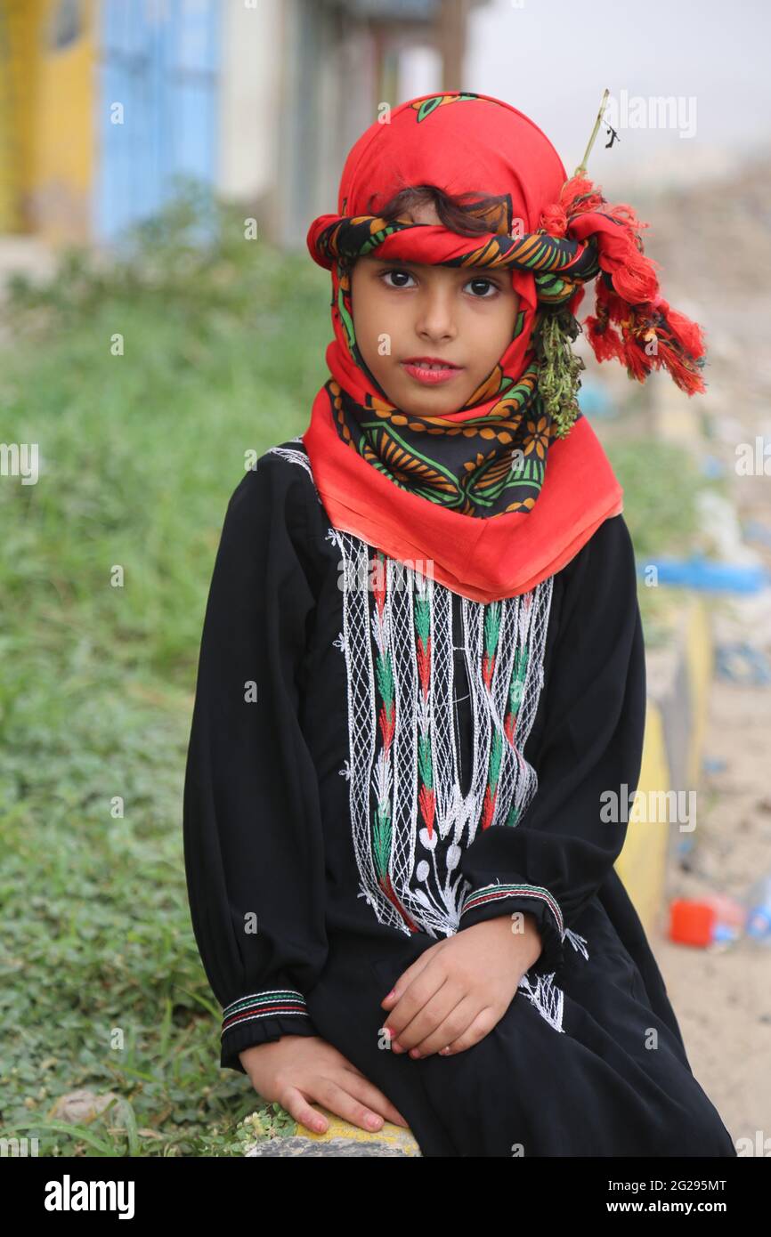 Taiz / Jemen - 18 Dez 2016 : EIN lächelndes jemenitisches Mädchen in traditioneller jemenitischer Kleidung in der Stadt Taiz Stockfoto