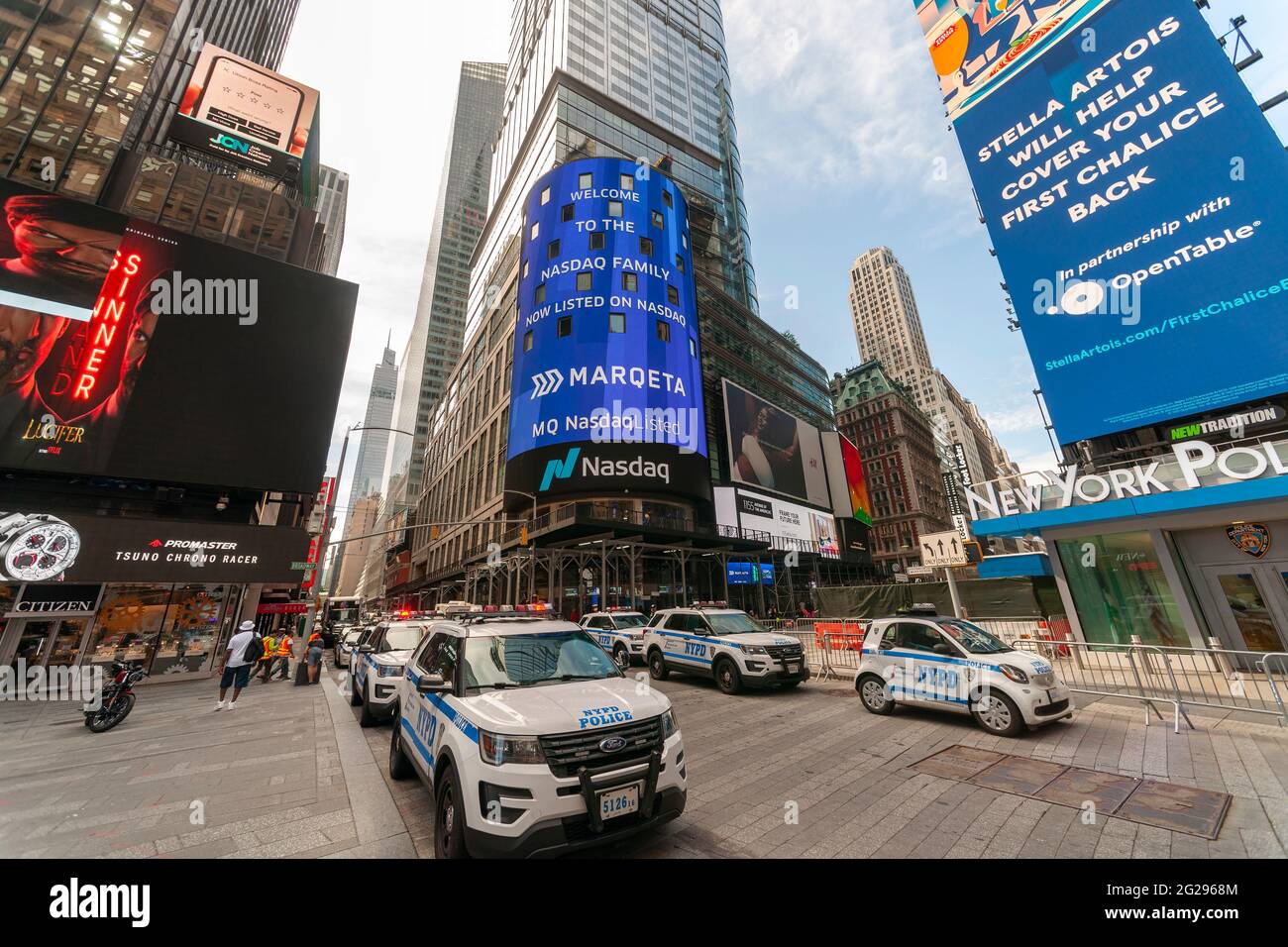 New York, USA. Juni 2021. Die Nasdaq-Börse wird für das Börsenangebot von Marqeta am Mittwoch, den 9. Juni 2021, auf dem Times Square in New York dekoriert. Marqeta ist ein Kartenverarbeitungsunternehmen, das es Unternehmen ermöglicht, Visa- und Mastercard-Karten zu verarbeiten, ohne eine traditionelle Bank beauftragen zu müssen. (ÂPhoto von Richard B. Levine) Quelle: SIPA USA/Alamy Live News Stockfoto New York, USA. Juni 2021. Die Nasdaq-Börse wird für das Börsenangebot von Marqeta am Mittwoch, den 9. Juni 2021, auf dem Times Square in New York dekoriert. Marqeta ist ein Kartenverarbeitungsunternehmen, das es Unternehmen ermöglicht, Visa- und Mastercard-Karten zu verarbeiten, ohne eine traditionelle Bank beauftragen zu müssen. (ÂPhoto von Richard B. Levine) Quelle: SIPA USA/Alamy Live News Stockfoto