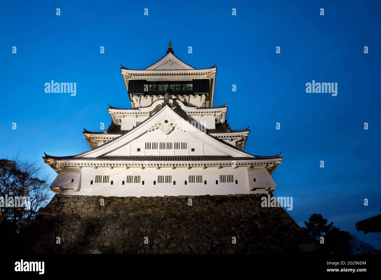 Schloss in der japanischen Kokura von Mondschein Nacht Stockfoto