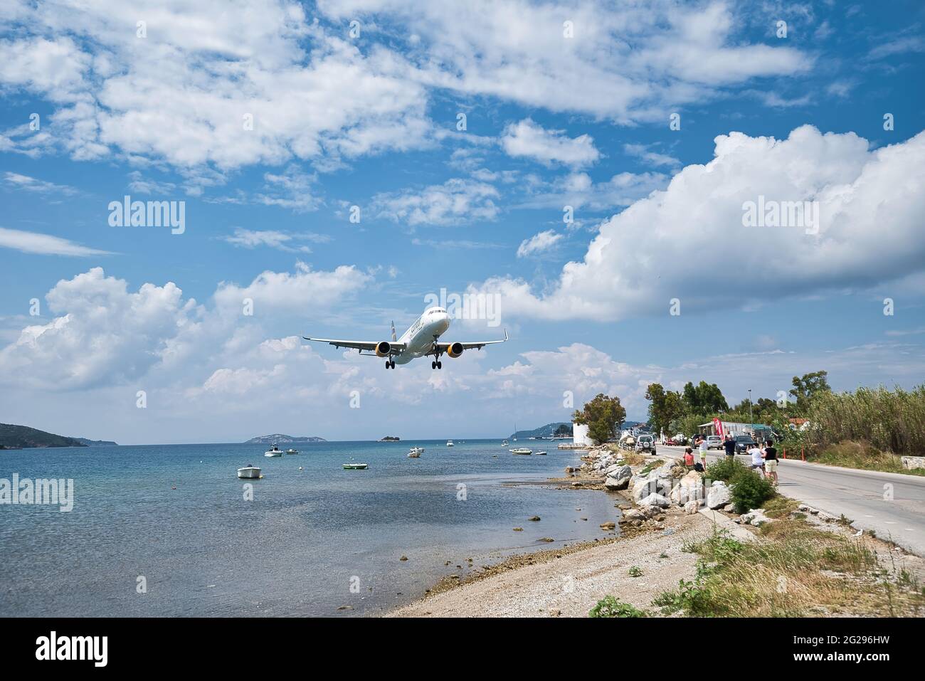 SKIATHOS, GRIECHENLAND - 09. Jun 2021: Condor airbus a321, Landung auf dem Flughafen Skiathos, Tourism 2021, COVID-frei. Skiathos, Griechenland, 6-9-2021 Stockfoto