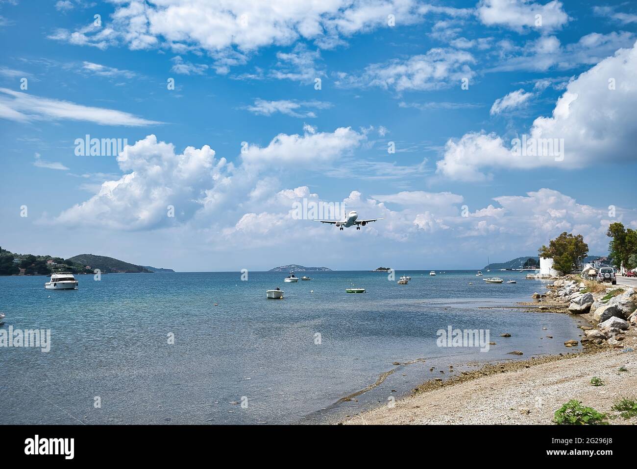 SKIATHOS, GRIECHENLAND - 09. Jun 2021: Condor airbus a321, Landung auf dem Flughafen Skiathos, Tourism 2021, COVID-frei. Skiathos, Griechenland, 6-9-2021 Stockfoto