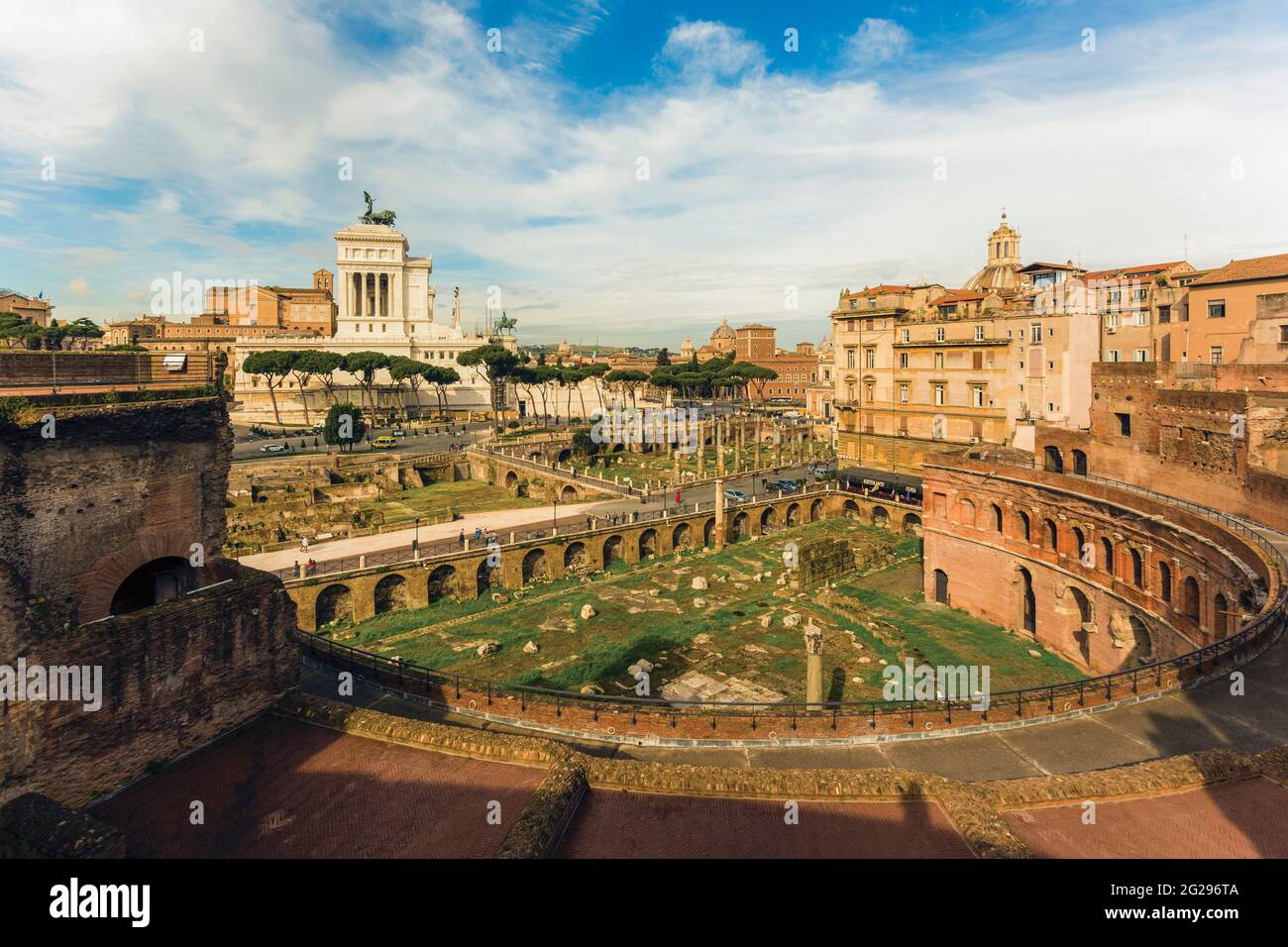 Rom, Italien. Denkmal für Vittorio Emanuele II, auch bekannt als Vittoriano, vom Forum von Trajan aus gesehen. Das historische Zentrum von Rom ist eine UNESCO-Welt Stockfoto