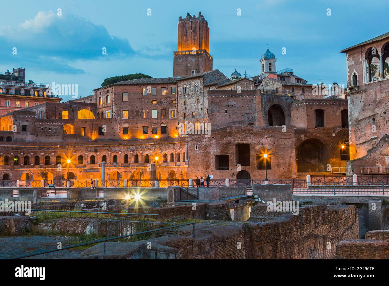 Rom, Italien. Trajans Forum und Markt aus dem zweiten Jahrhundert n. Chr., in der Abenddämmerung. Der Turm, Zentrum, ist der Torre delle Milizie aus dem 13. Jahrhundert. Es ha Stockfoto