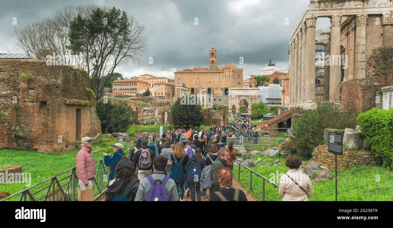 Rom, Italien. Menschenmengen im Forum Romanum. Das historische Zentrum von Rom ist ein UNESCO-Weltkulturerbe. Stockfoto