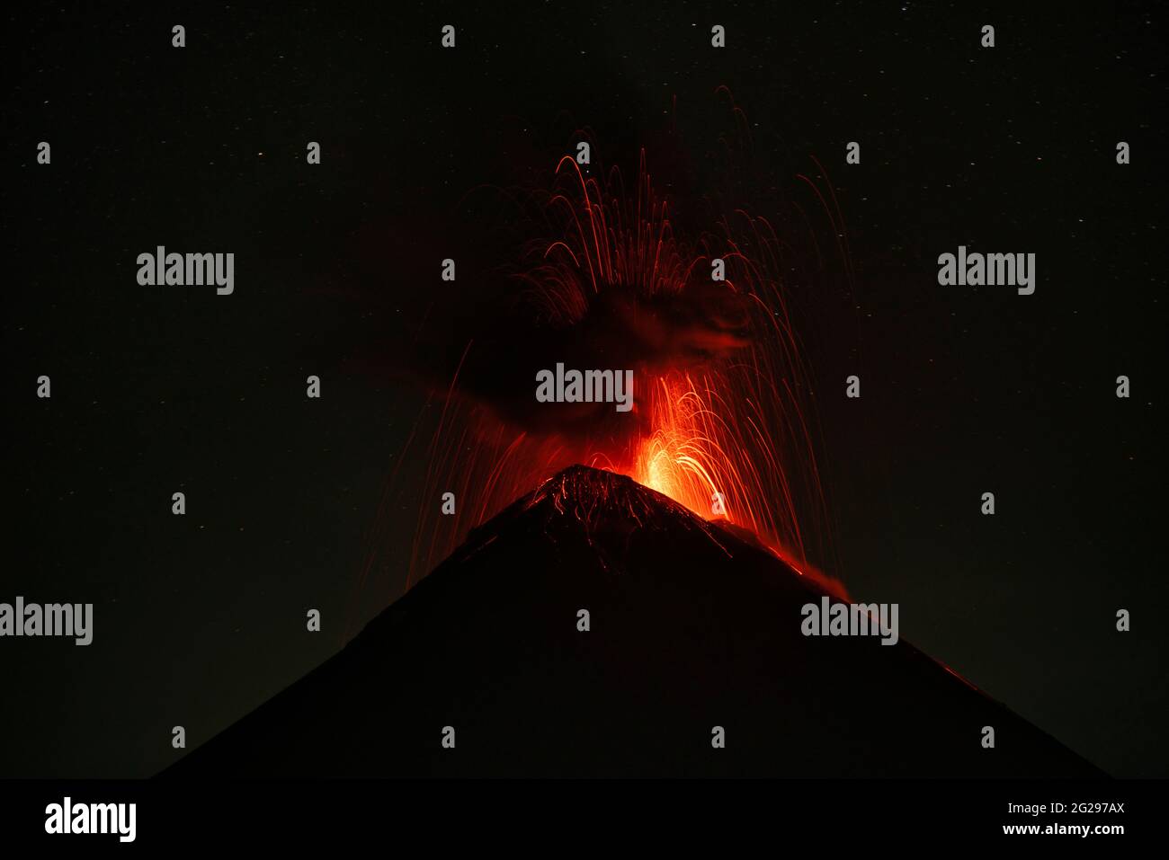 Eruption mit Lava des Vulkans el fuego Stockfoto