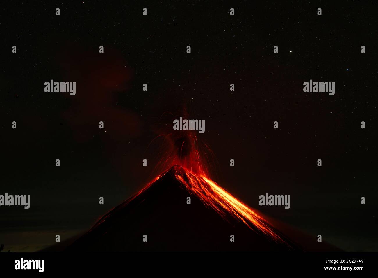 Eruption mit Lava des Vulkans el fuego Stockfoto