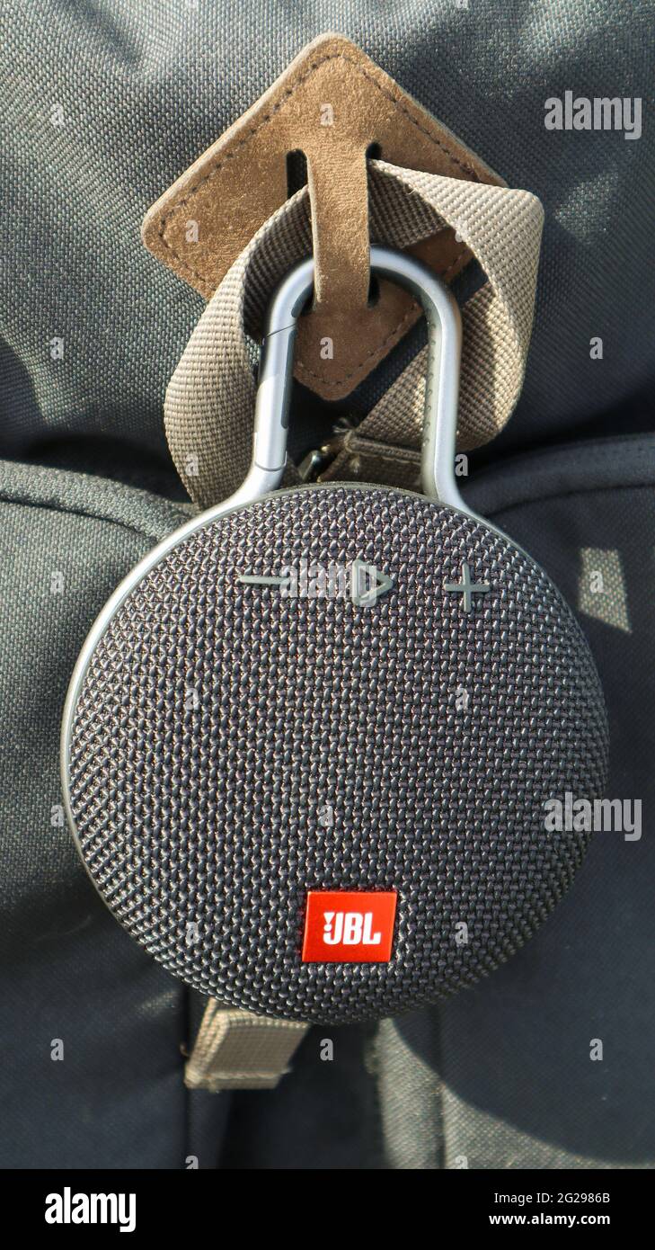 Wasserdichte runde Bluetooth-Lautsprecher JBL Clip 3 in schwarzer Farbe mit  Karabiner. Digitales Musik- und Audiokonzept. Mini, geeignet für Reisen.  Ukraine, K Stockfotografie - Alamy