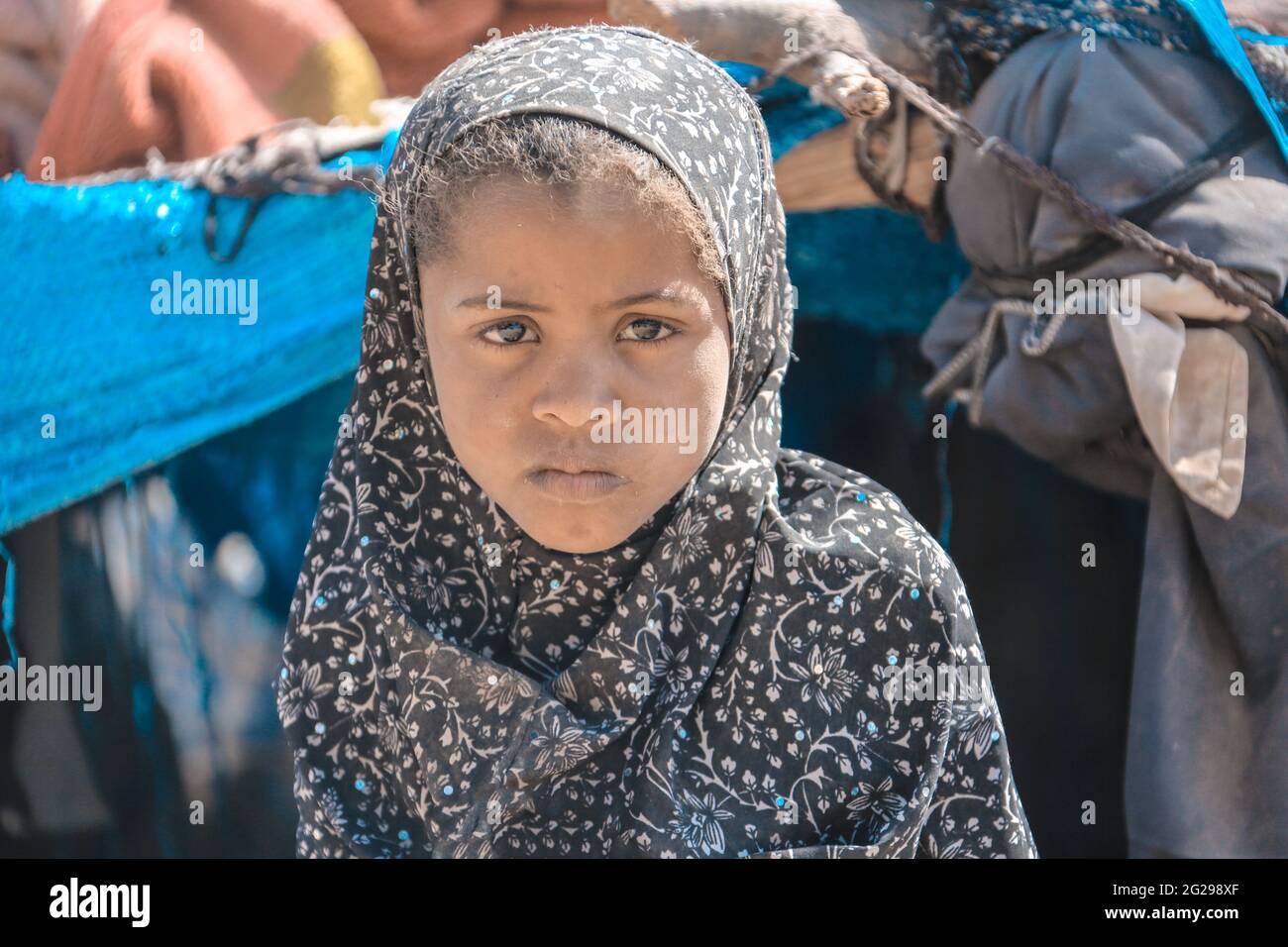 Taiz   Jemen   09 Feb 2017 : EIN Mädchen lebt mit ihrer Familie im Freien in einem Flüchtlingslager im Jemen. Stockfoto