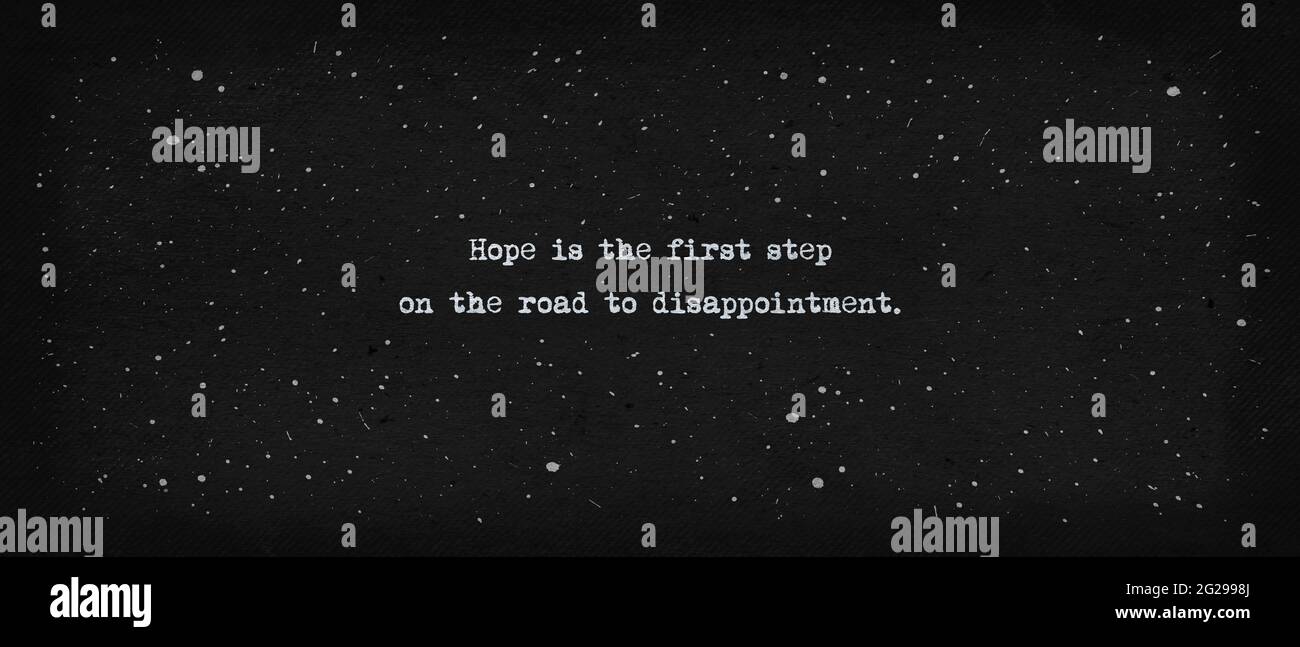 Hoffnung ist der erste Schritt auf dem Weg zur Enttäuschung. Berühmtes Zitat als Text Art Illustration. Schreibmaschine Schriftart über Vintage-Papier dunklen Hintergrund. Stockfoto