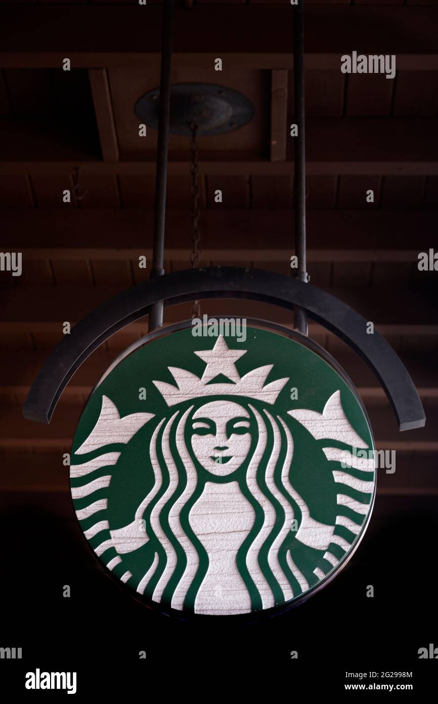 Ein Schild mit dem berühmten Starbucks Logo hängt über dem Eingang eines Starbucks Coffee Shops in Santa Fe, New Mexico. Stockfoto