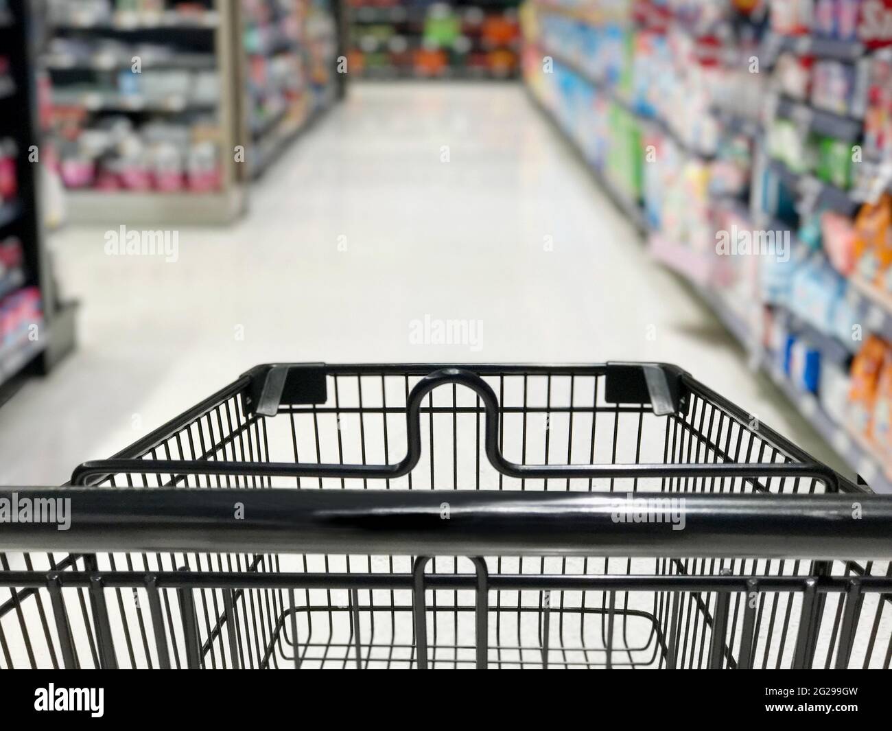 Warenkorb mit Weinflaschen Regale im Supermarkt Stockfoto
