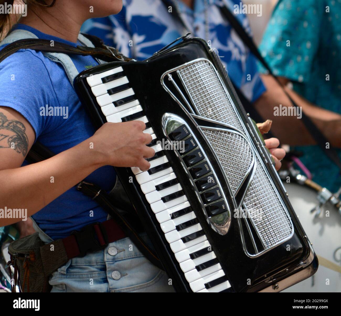 Eine junge Frau spielt in Santa Fe, New Mexico, eine Ziehharmonika für Trinkgelder. Stockfoto