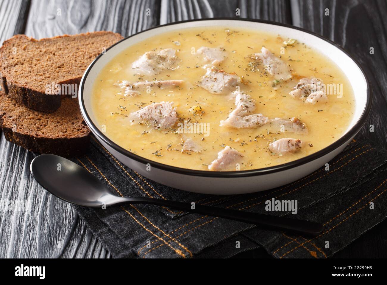 Split Pea Soup Artsoppa ein traditionelles schwedisches Essen in der Nähe auf dem Teller auf dem Tisch. Horizontal Stockfoto