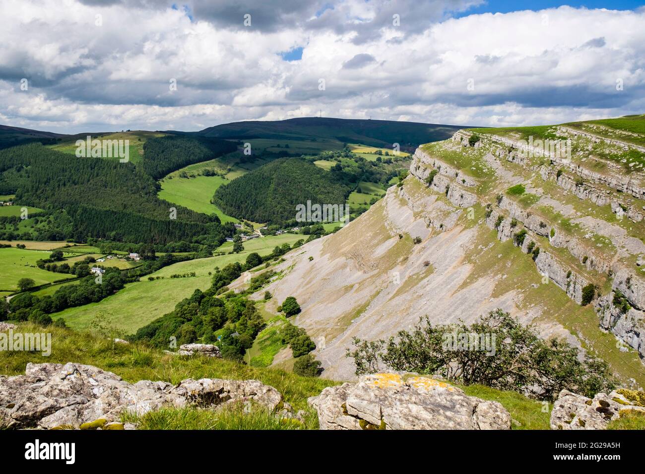 Eglwyseg Berg Kalkstein escarpment über dem grünen Tal in der Nähe von Llangollen, Denbighshire, North Wales, UK, Großbritannien Stockfoto