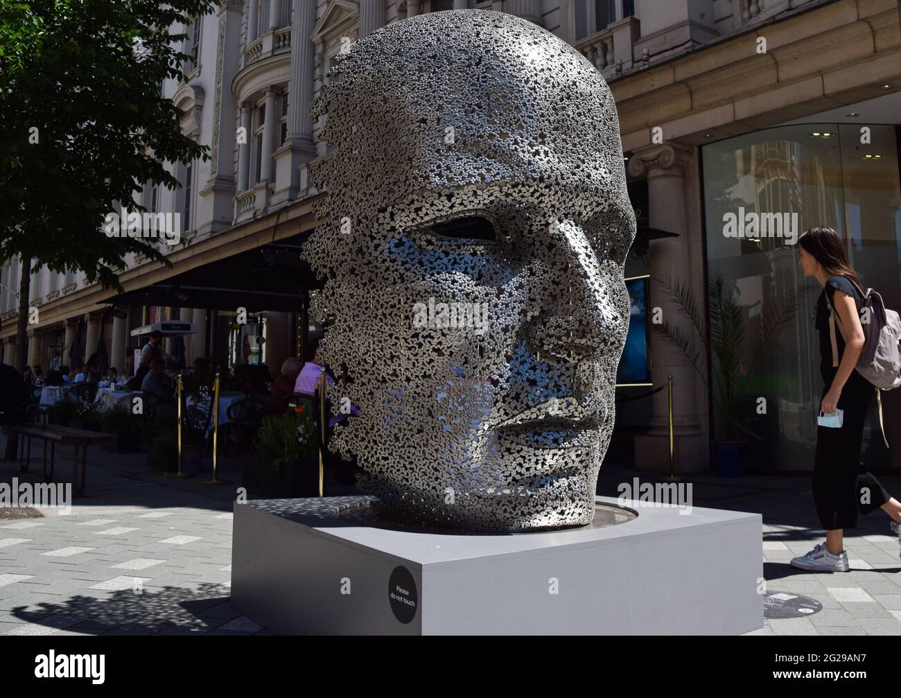 London, Großbritannien. Juni 2021. Eine Frau geht an der Skulptur 'Meditation 626' von Seo Young-Deok in der Bond Street, Teil des Mayfair Sculpture Trail 2021 im Zentrum Londons, vorbei. Kredit: SOPA Images Limited/Alamy Live Nachrichten Stockfoto